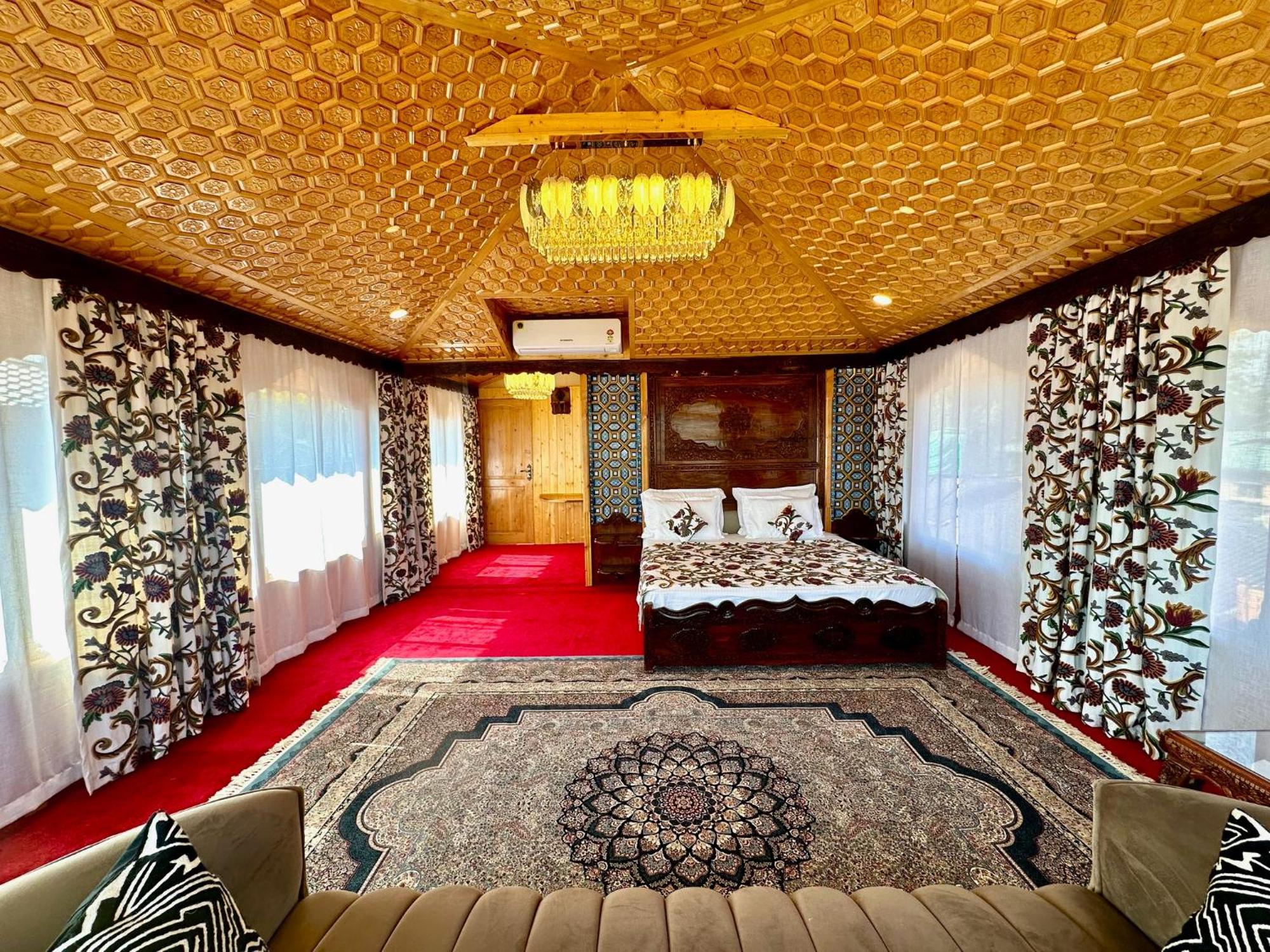 New Jacquline Heritage Houseboats Srīnagar Exterior foto
