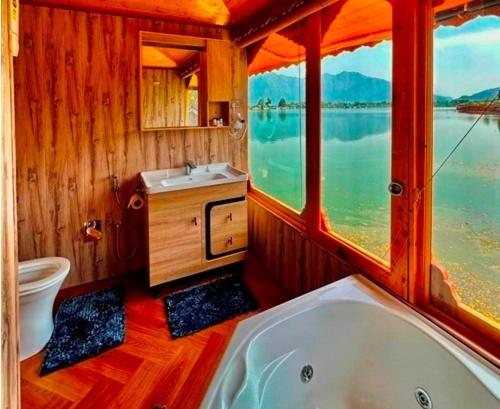 New Jacquline Heritage Houseboats Srīnagar Exterior foto