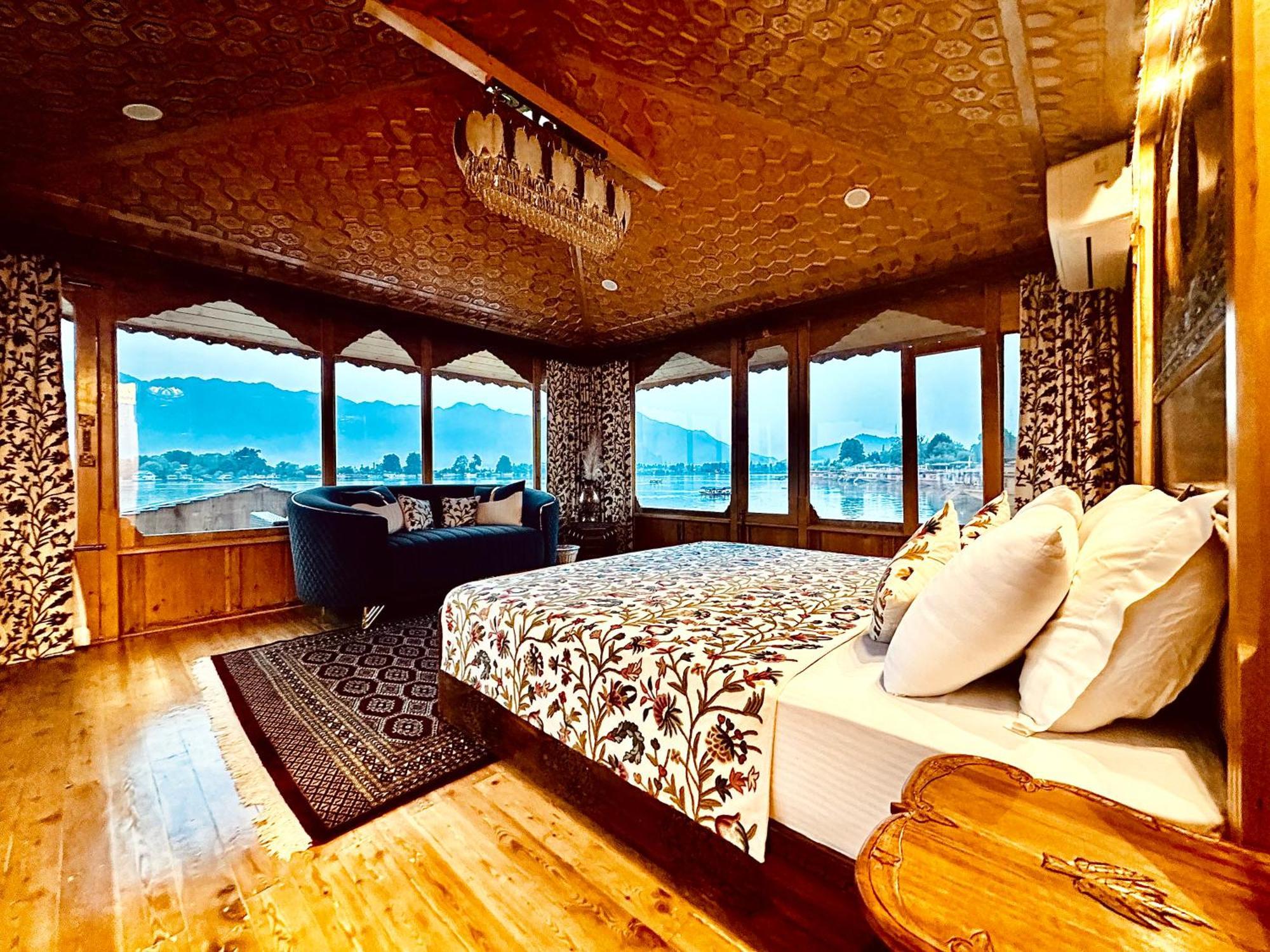 New Jacquline Heritage Houseboats Srīnagar Exterior foto