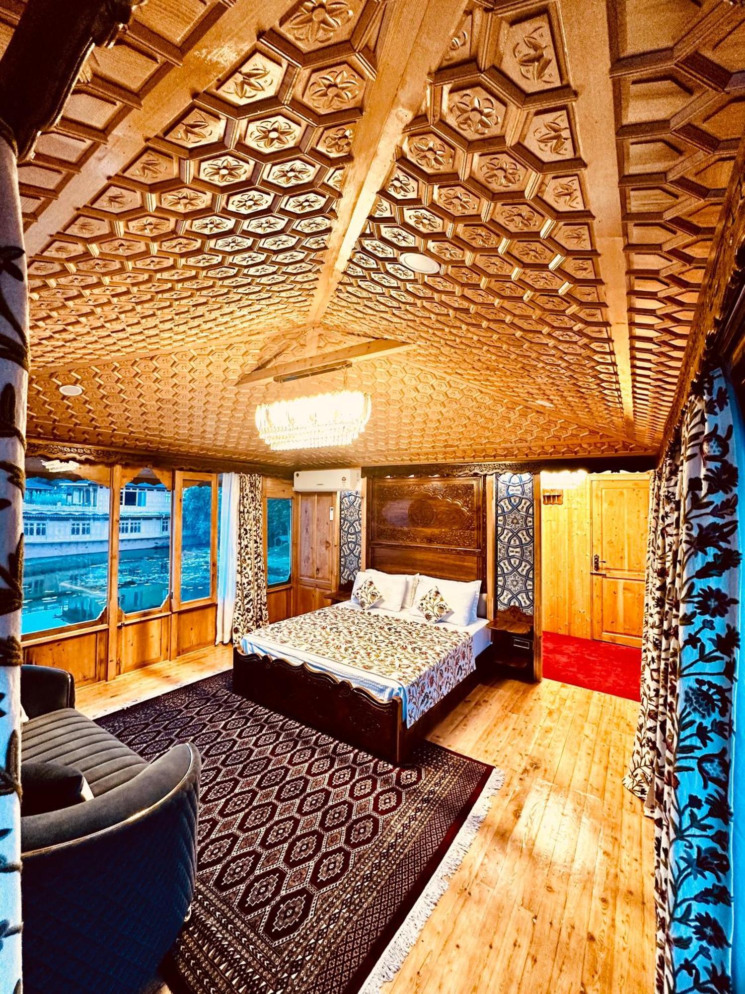 New Jacquline Heritage Houseboats Srīnagar Exterior foto