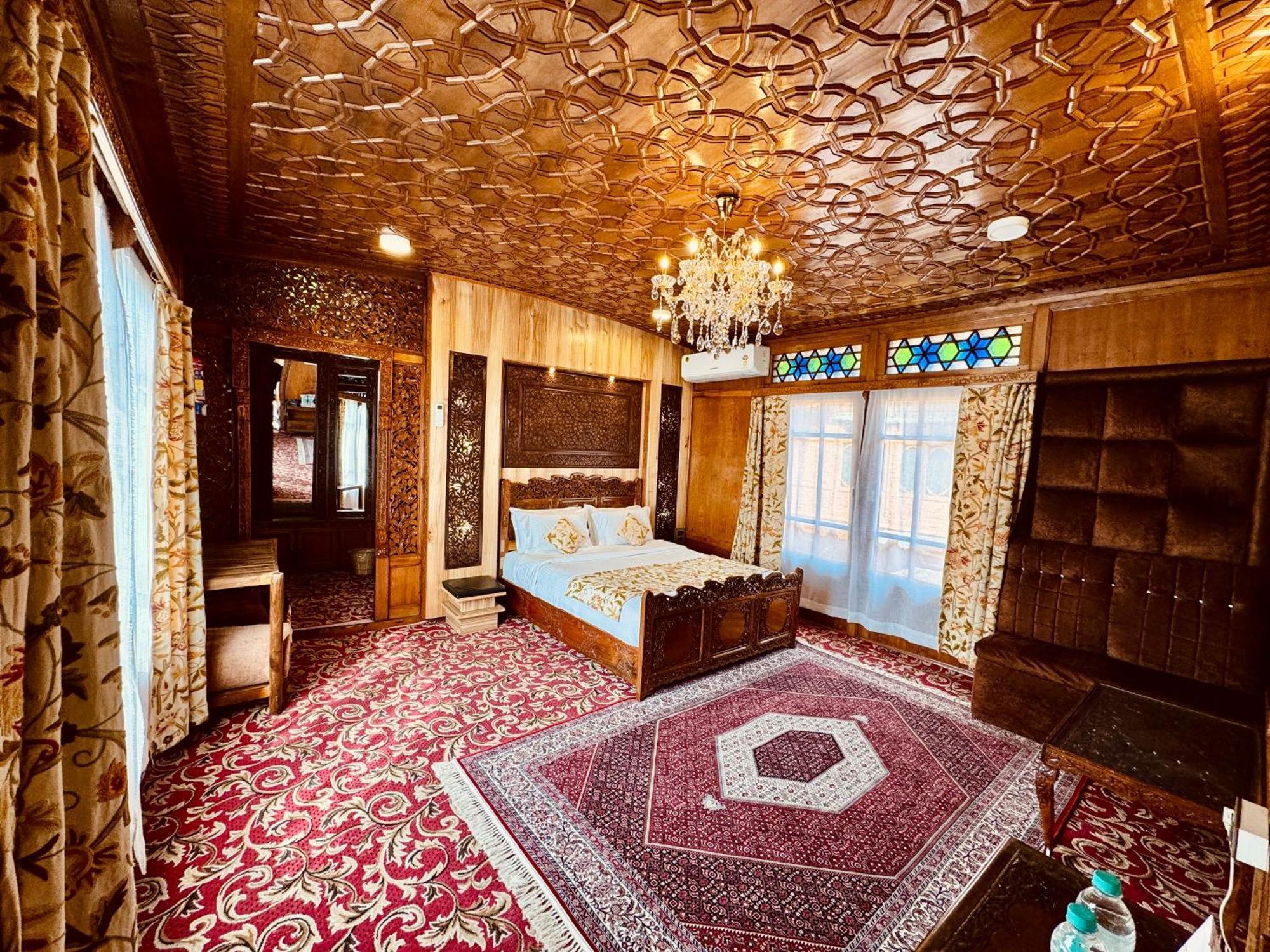 New Jacquline Heritage Houseboats Srīnagar Exterior foto