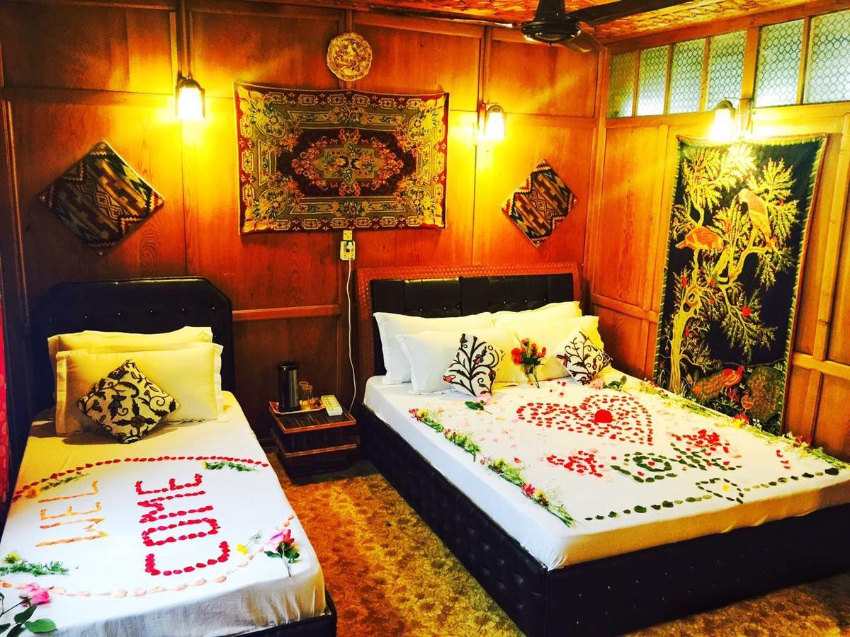 New Jacquline Heritage Houseboats Srīnagar Exterior foto