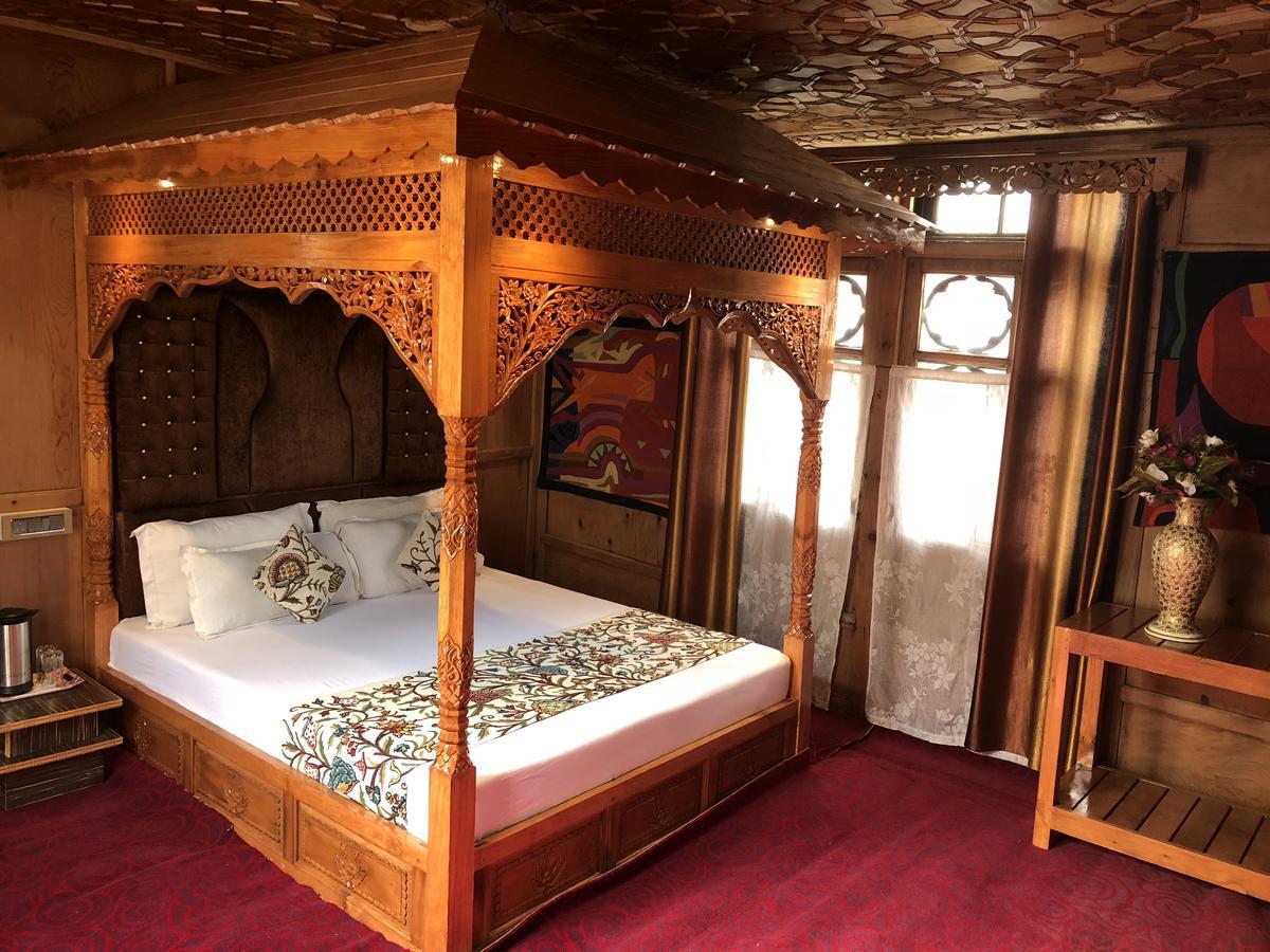 New Jacquline Heritage Houseboats Srīnagar Exterior foto