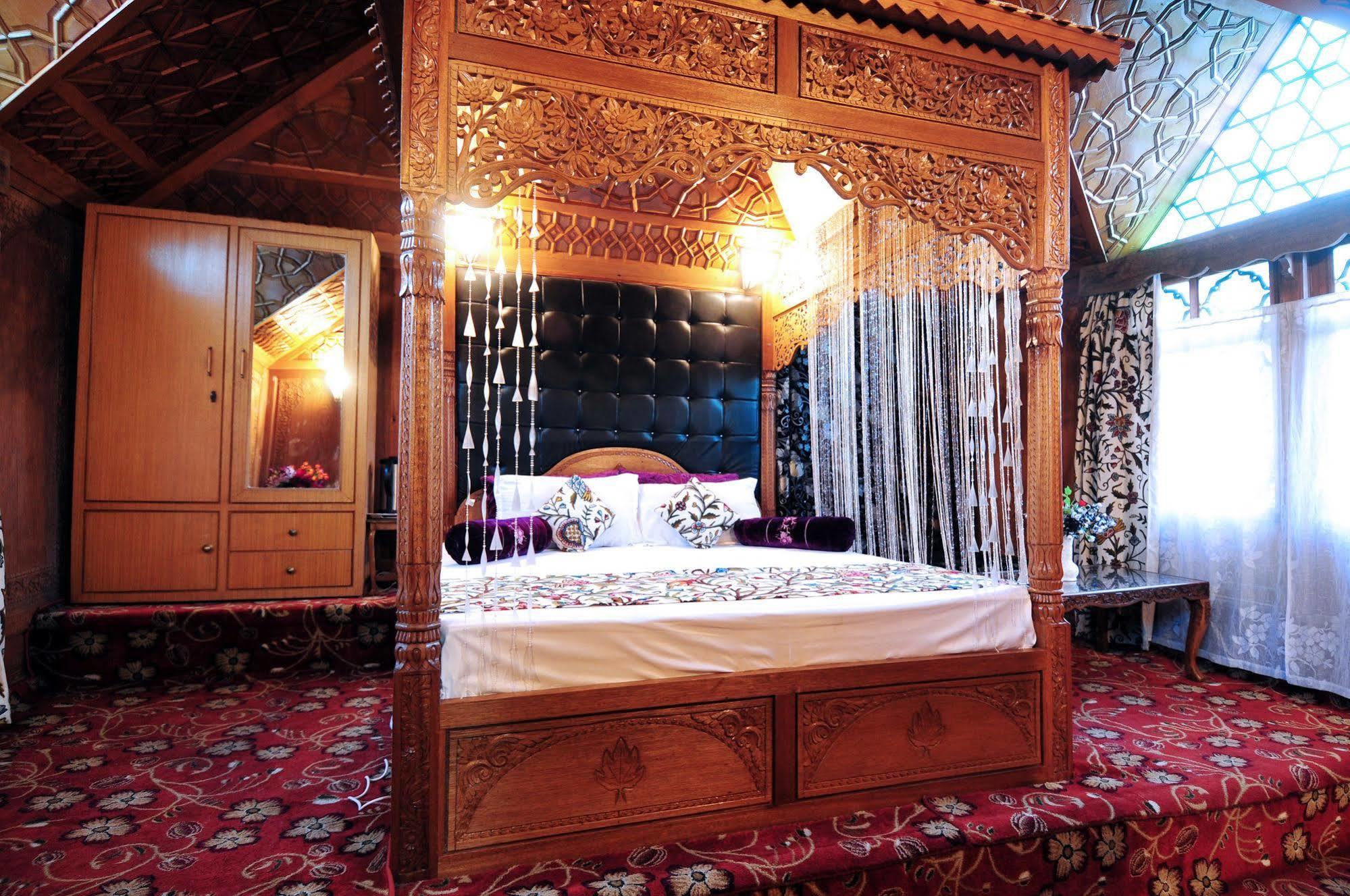 New Jacquline Heritage Houseboats Srīnagar Exterior foto